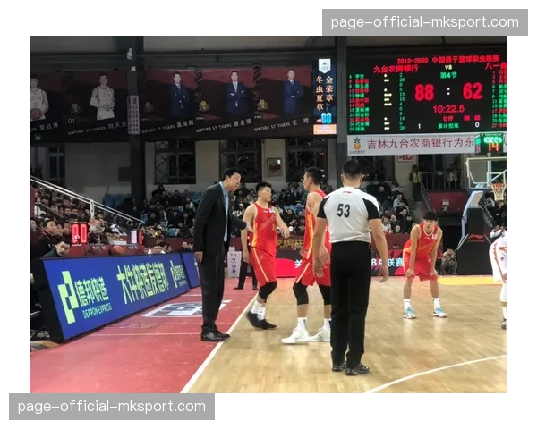 “赛前训练：北京首钢强化底线区域协防，以应对深圳马可波罗的突破”