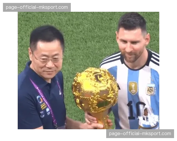 致敬！比赛第12分钟，全场球迷起立鼓掌，纪念当地已故小球迷