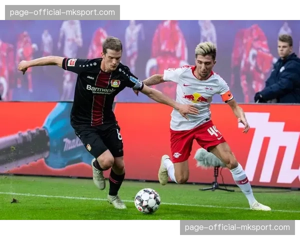 瞬间聚焦：勒沃库森小将攻入德甲处子球后与父亲看台隔空相拥