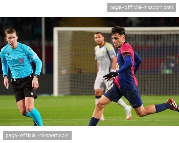 特写：受伤的佩德里在看台专注记录比赛，膝盖上放着战术笔记本